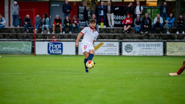Futbolista Álvaro Martín en acción durante un partido de fútbol