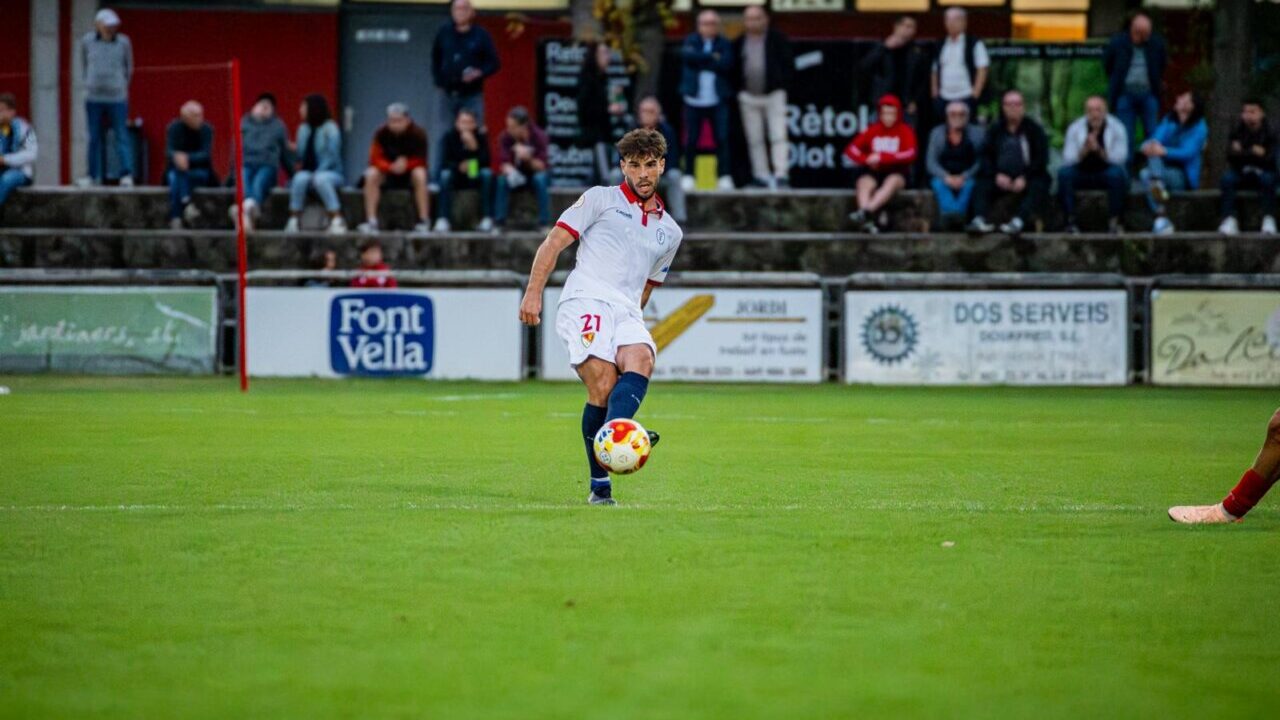 Futbolista &Aacute;lvaro Mart&iacute;n en acci&oacute;n durante un partido de f&uacute;tbol