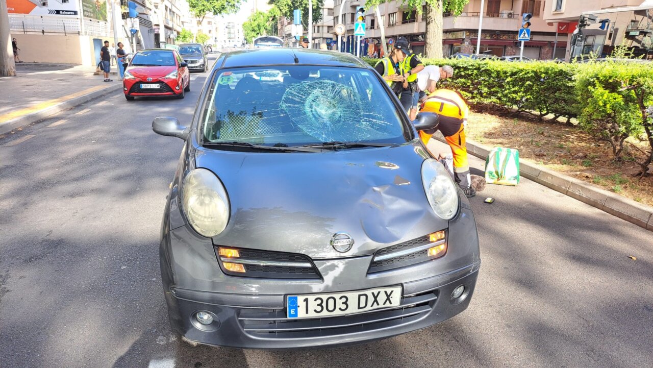 Coche dañado tras atropello en la calle Manacor de Palma