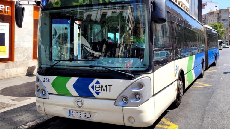 Autobús de la EMT en Palma con destino a Son Roca