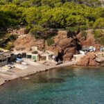Vista de construcciones tradicionales en la costa de Baleares