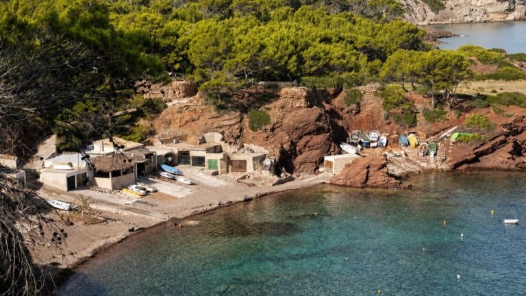 Vista de construcciones tradicionales en la costa de Baleares