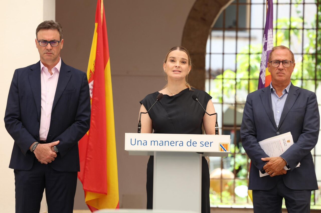 Presentaci&oacute;n de la ley de costas en Baleares con autoridades en el podio
