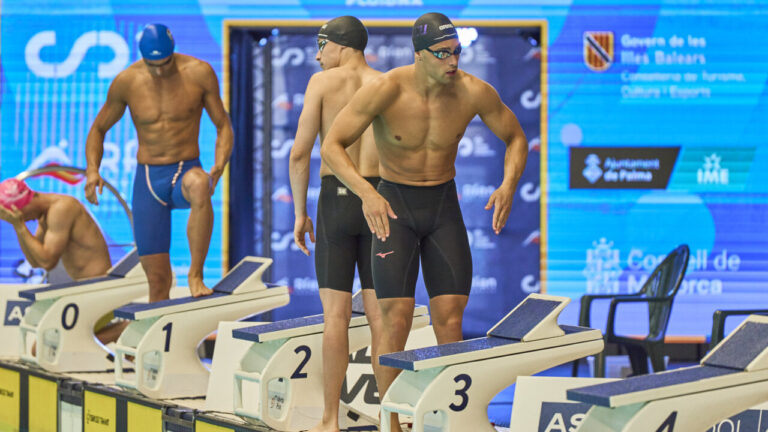 Nadadores en la competici&oacute;n de nataci&oacute;n en Mallorca