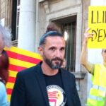 Baltasar Picornell en los juzgados con un cartel de libertad de expresión