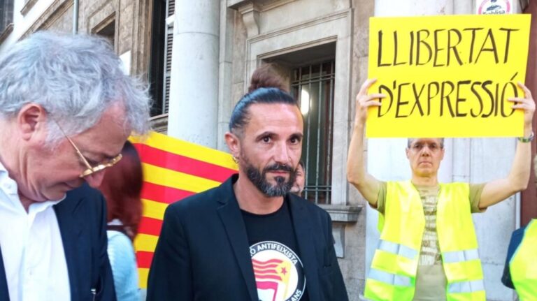 Baltasar Picornell en los juzgados con un cartel de libertad de expresión