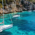 Veleros anclados en aguas cristalinas de Mallorca