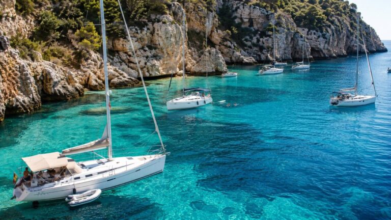 Veleros anclados en aguas cristalinas de Mallorca