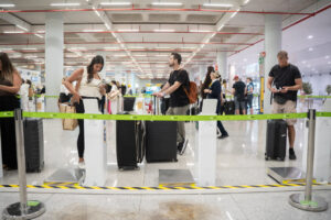 Pasajeros en la fila de basculas en el aeropuerto de Ryanair