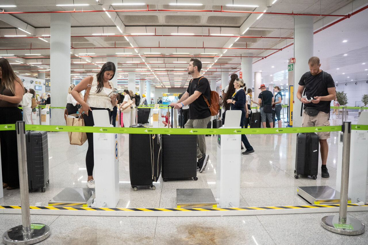 Pasajeros en la fila de basculas en el aeropuerto de Ryanair