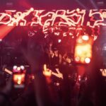 Evento de apertura de verano en BCM Mallorca con luces y p&uacute;blico animado