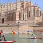 Participantes en bicis acuáticas en el Parc de la Mar en Palma