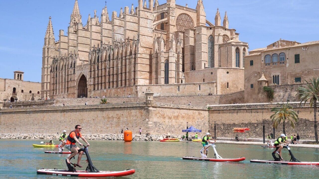 Participantes en bicis acu&aacute;ticas en el Parc de la Mar en Palma