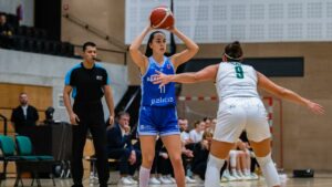Blanca Mill&aacute;n en acci&oacute;n durante un partido de baloncesto