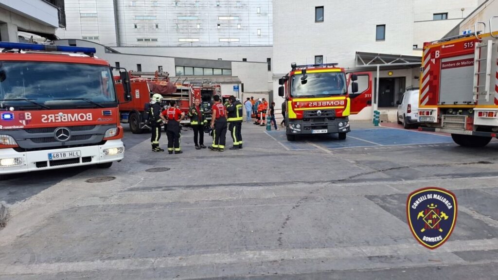 Efectivos de los Bomberos de Mallorca en el Hospital de Manacor durante un incendio