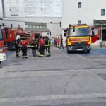 Efectivos de los Bomberos de Mallorca en el Hospital de Manacor durante un incendio