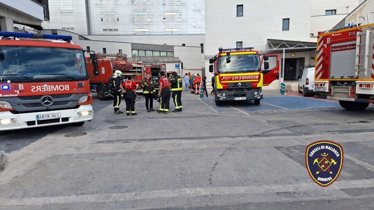 Efectivos de los Bomberos de Mallorca en el Hospital de Manacor durante un incendio
