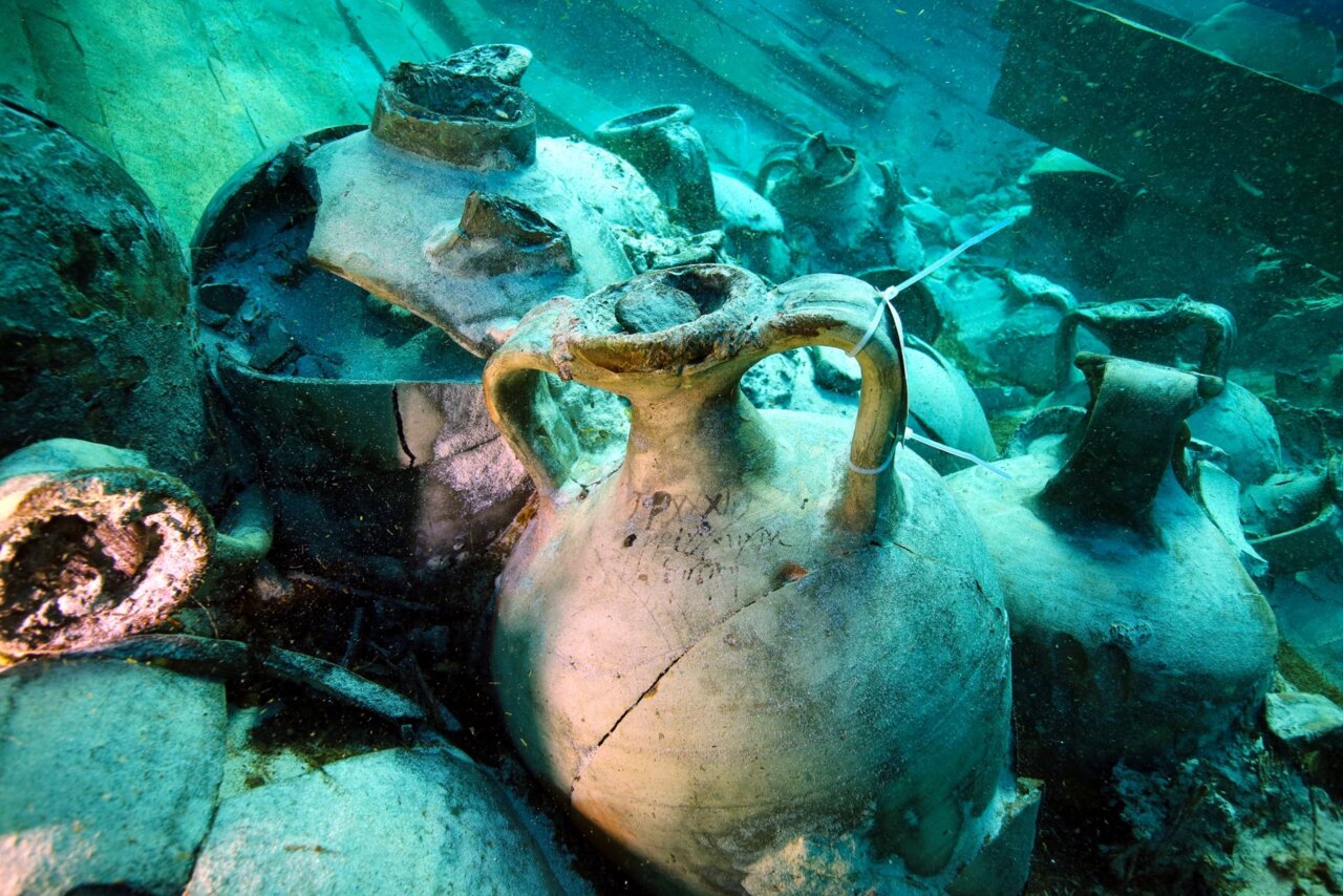 Restos de &aacute;nforas romanas en el pecio de Ses Fontanelles bajo el agua.