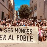 Protesta en Son Macià con vecinos sosteniendo una pancarta