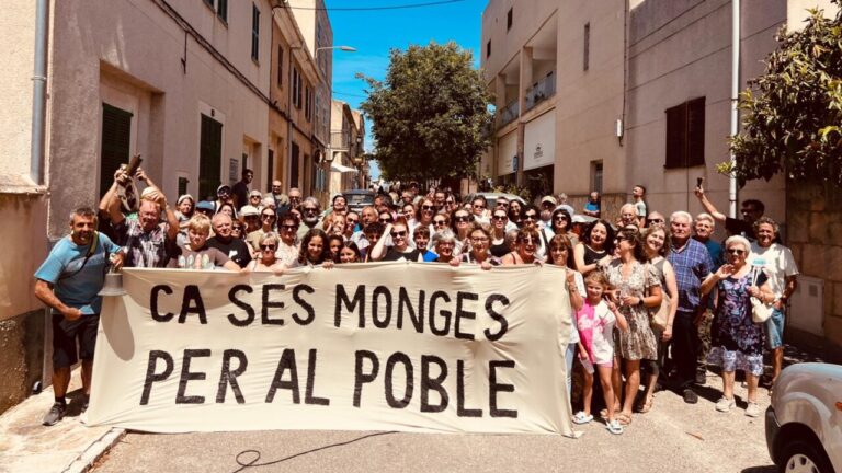 Protesta en Son Macià con vecinos sosteniendo una pancarta