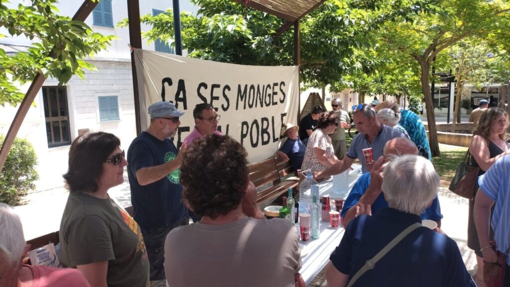 Protesta en Son Macià por la compra pública del convento de Ca ses Monges