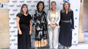 Cuatro mujeres en una conferencia de CAEB y CaixaBank en Palma