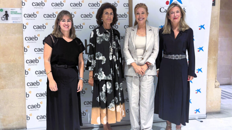 Cuatro mujeres en una conferencia de CAEB y CaixaBank en Palma
