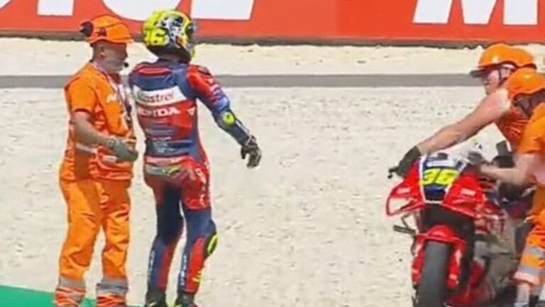 Joan Mir en la pista tras su caída en la carrera de MotoGP en Hungría