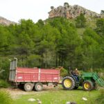 Tractor trabajando en un entorno agr&iacute;cola en Calvi&agrave;