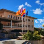 Edificio del Ayuntamiento de Calvià con banderas ondeando