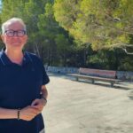 Carlos Fuentes en un parque de Calvià, rodeado de árboles