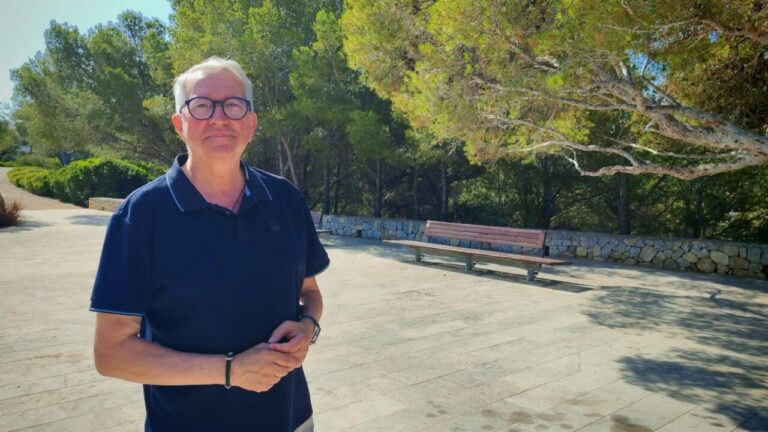 Carlos Fuentes en un parque de Calvià, rodeado de árboles