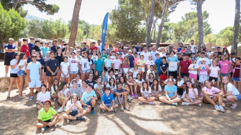 Grupo de ni&ntilde;os y j&oacute;venes en el campamento de la Vict&ograve;ria en Mallorca