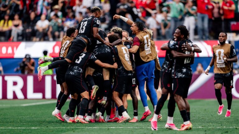 Jugadores de Canad&aacute; celebrando un gol en el Mundial 2026