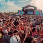 Multitud de jóvenes disfrutando en el Reggaeton Beach Festival en Mallorca