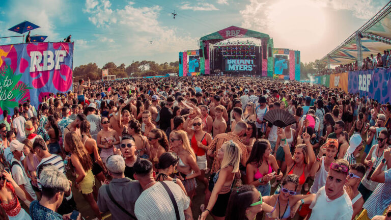Multitud de j&oacute;venes disfrutando en el Reggaeton Beach Festival en Mallorca