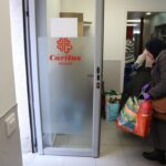 Entrada de C&aacute;ritas en Mallorca con personas recibiendo ayuda