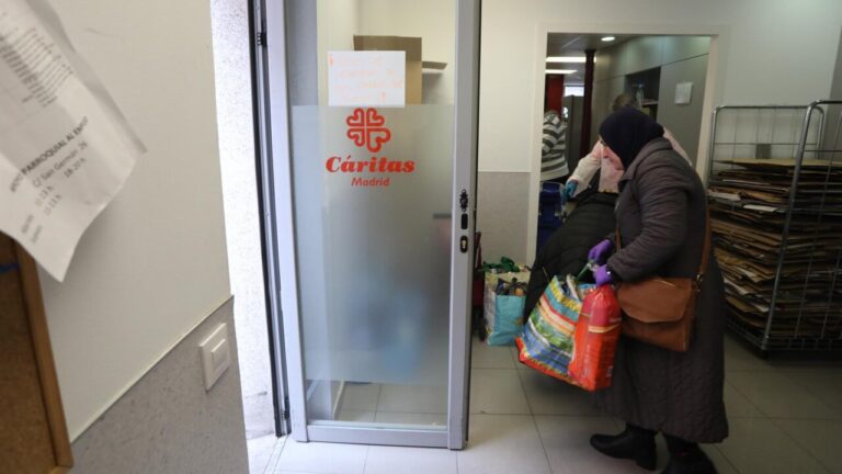 Entrada de C&aacute;ritas en Mallorca con personas recibiendo ayuda