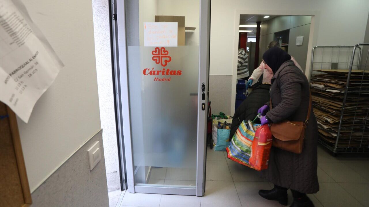 Entrada de C&aacute;ritas en Mallorca con personas recibiendo ayuda