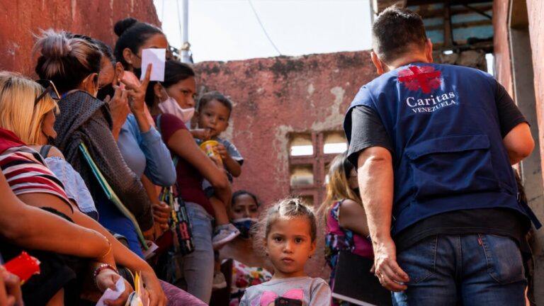 Grupo de personas en una situaci&oacute;n de emergencia en Venezuela.