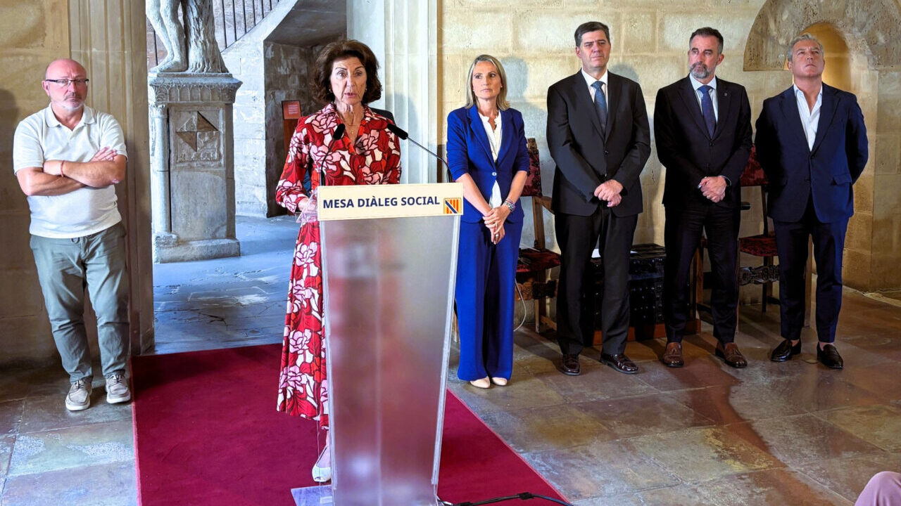 Carmen Planas en la Mesa de Di&aacute;logo Social en el Consolat de Mar