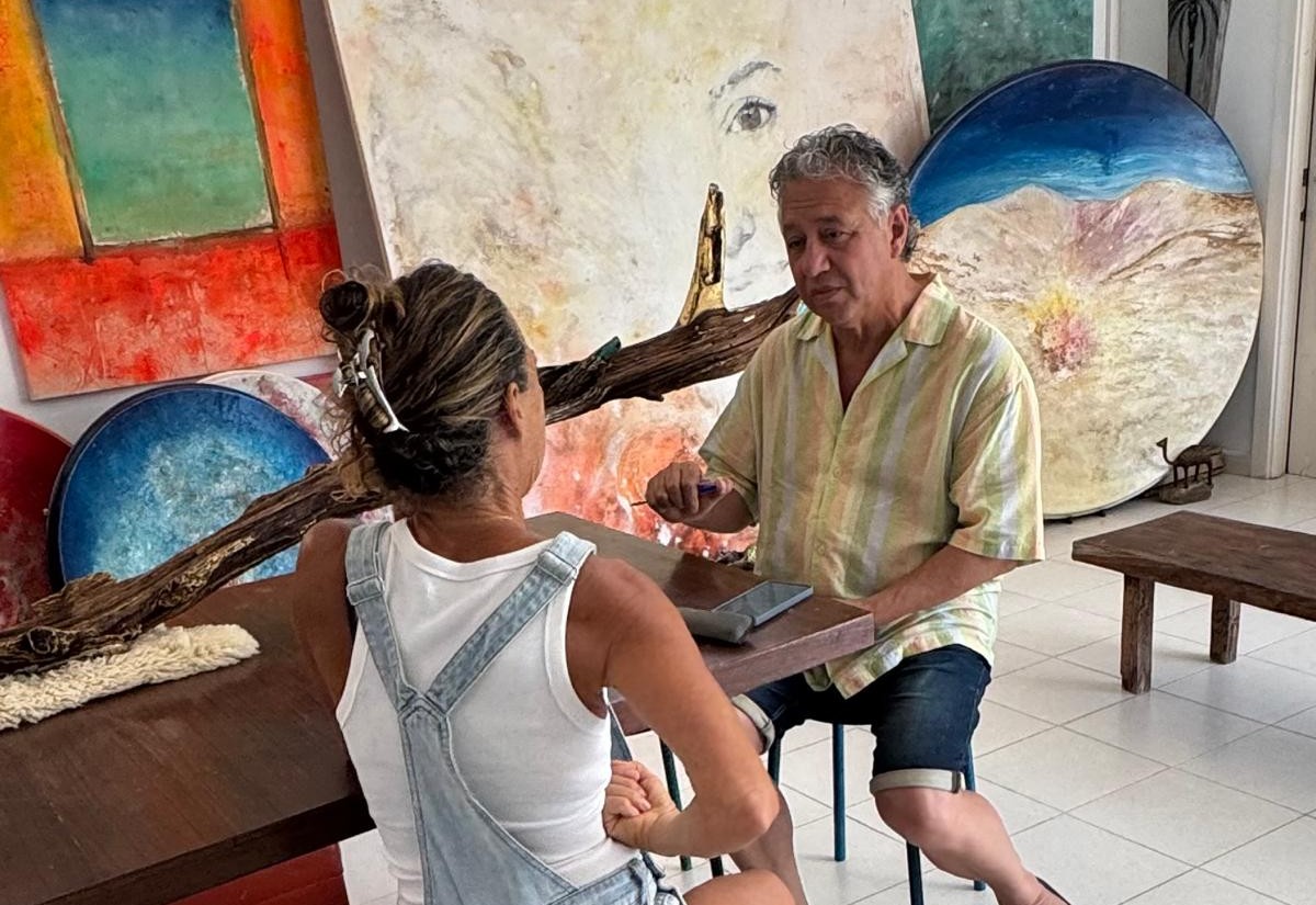 Carol Romero conversando con Xisco Barcel&oacute; en su estudio art&iacute;stico