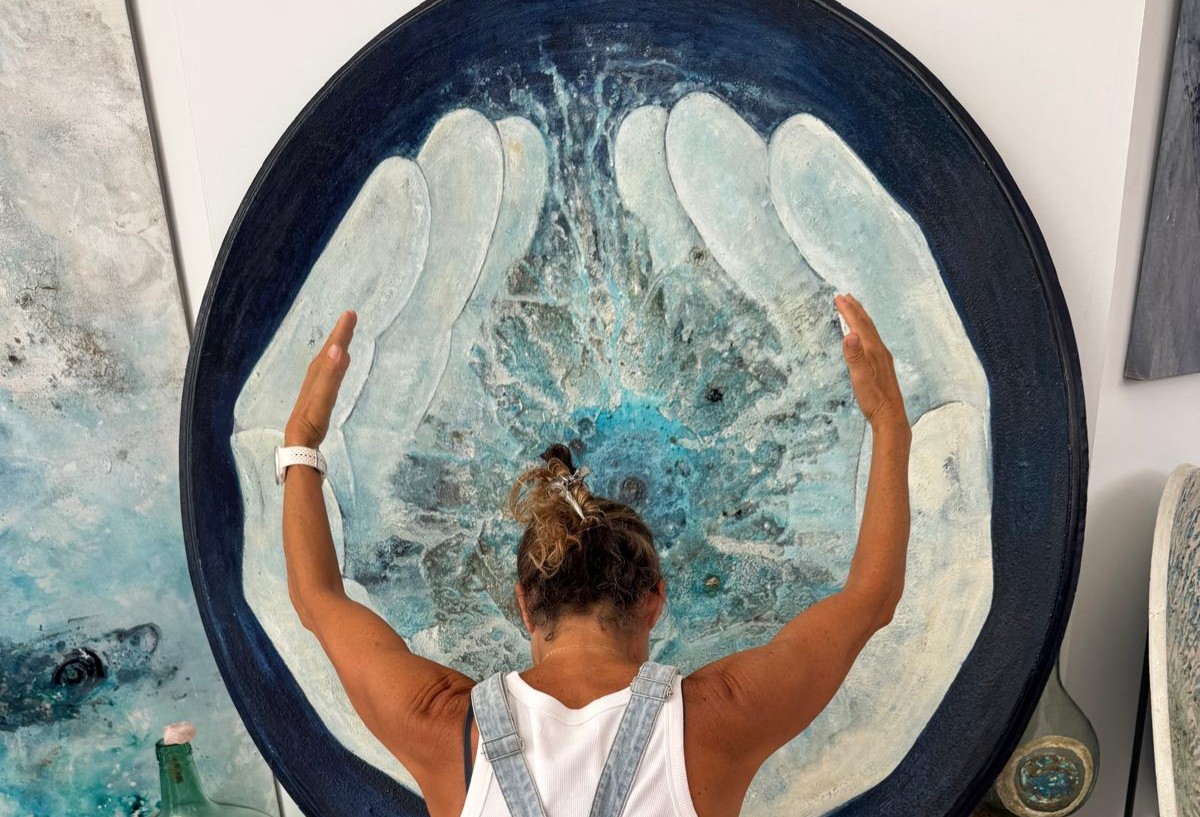 Carol Romero interactuando con una obra en su estudio