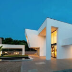 Casa modular moderna en Menorca con diseño contemporáneo y espacios abiertos