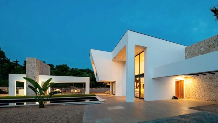 Casa modular moderna en Menorca con diseño contemporáneo y espacios abiertos