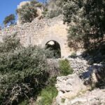 Vista del Castillo de Alaró rodeado de vegetación en Mallorca