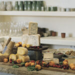 Tabla de quesos variados con frutas frescas en Celler Tonet