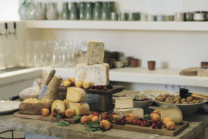 Tabla de quesos variados con frutas frescas en Celler Tonet