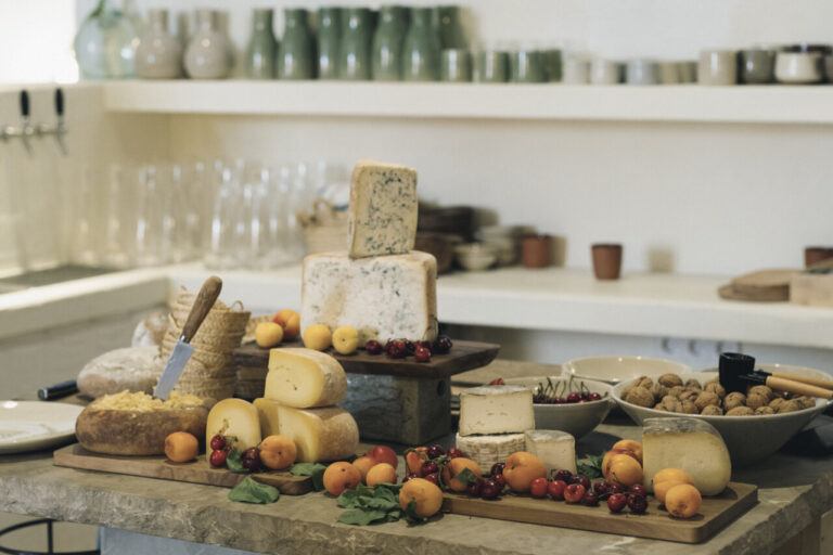 Tabla de quesos variados con frutas frescas en Celler Tonet