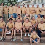 Grupo de personas con camisetas conmemorativas en una cena en Mallorca
